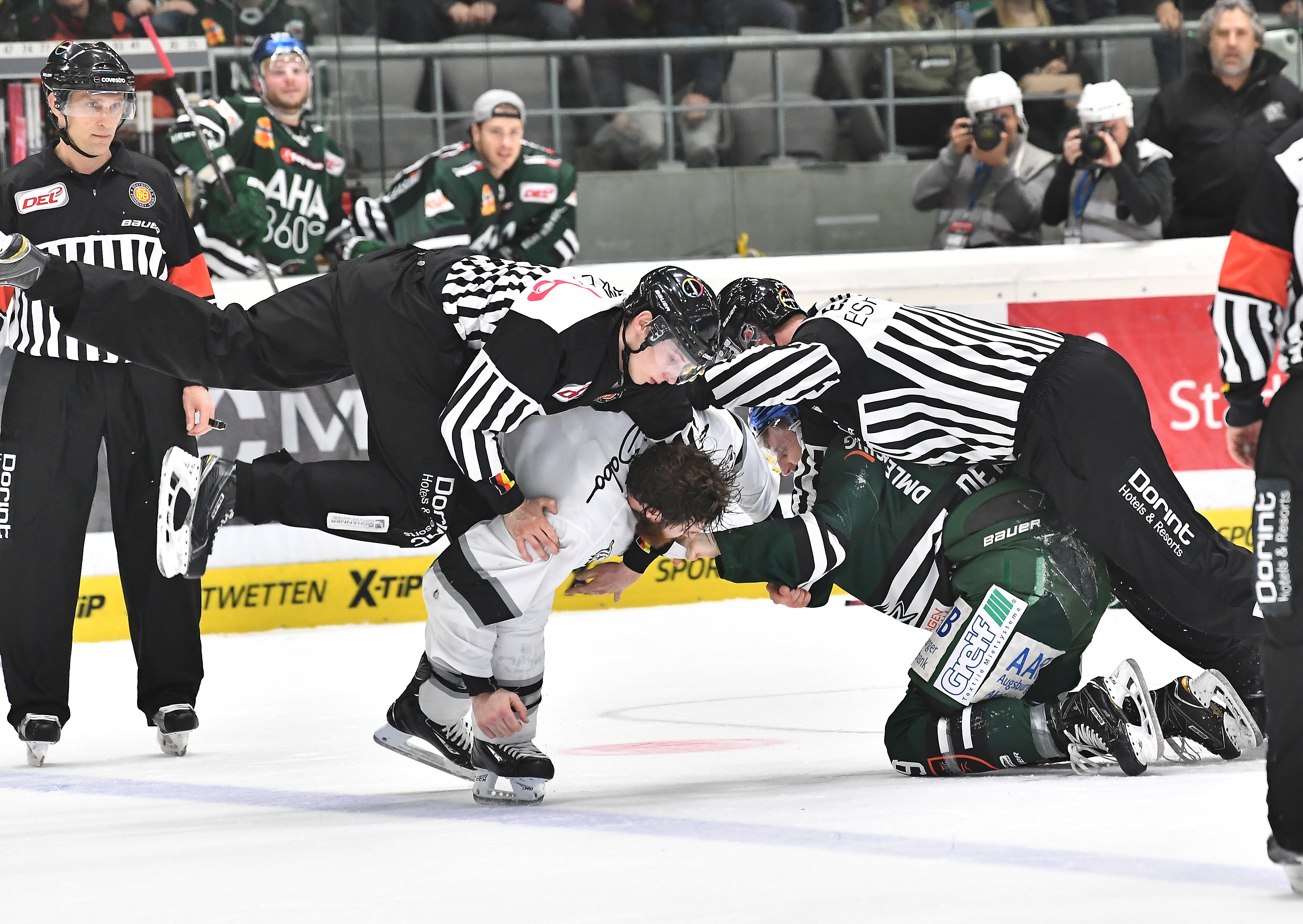 EISHOCKEY Ein Kampf auf Augenhöhe: Augsburger Panther - Nürnberg Ice Tigers (c) Siegfried Kerpf