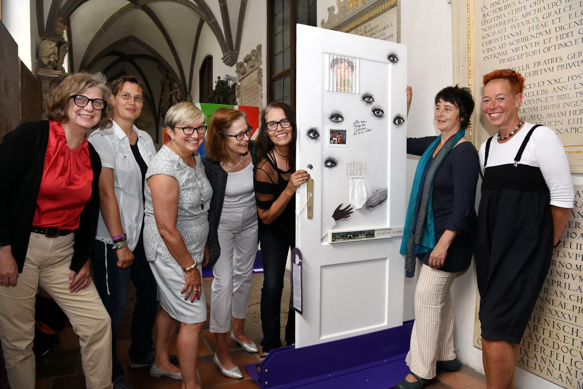 claudi „Tür der Stadträtinnen“ - Stadträtinnen Jutta Fiener und Dr. Pia Haertinger, Künstlerin Claudia Geßner, Stadträtinnen Ingrid Fink und Beate Schabert-Zeidler sowie Ines Güther (Diakonie) und Christiane Lembert-Dobler vom Friedensbüro Augsburg (v.r.) - Foto: (c) Ruth Plössel, Stadt Augsburg