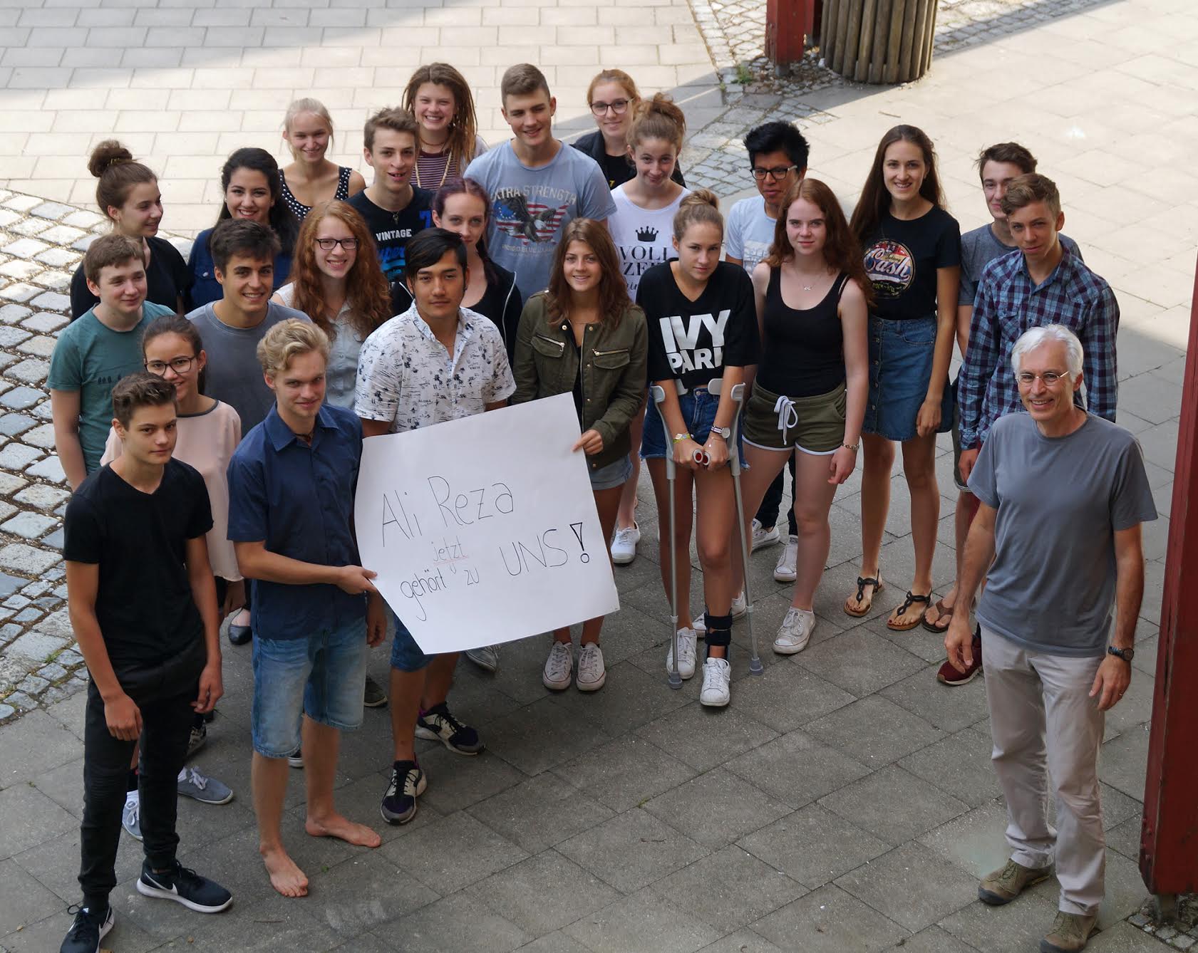 waldorf1 Die zehnte Klasse und Ali Reza mit Klassenlehrer Werner Korschinsky. Bildurheber: Angelika Lonnemann, Freie Waldorfschule Augsburg