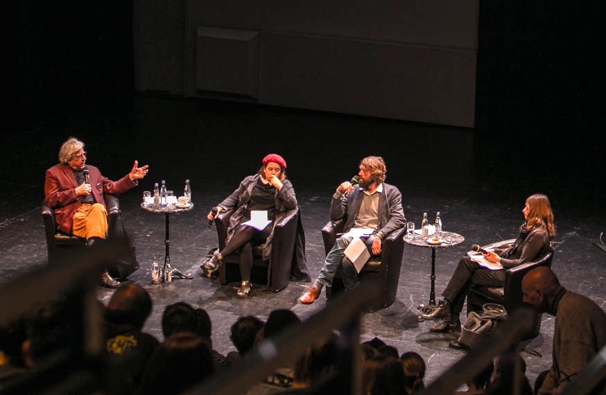 Bazon Brock, Stefanie Sargnagel, Knut Cordsen (Moderation), Kathrin Röggla (v.l.) Literarisches Podium „Das ABC der Solidarität“ - Brechtbühne; Bazon Brock, Stefanie Sargnagel, Knut Cordsen (Moderation), Kathrin Röggla (v.l.); Foto (c) Christian Menkel