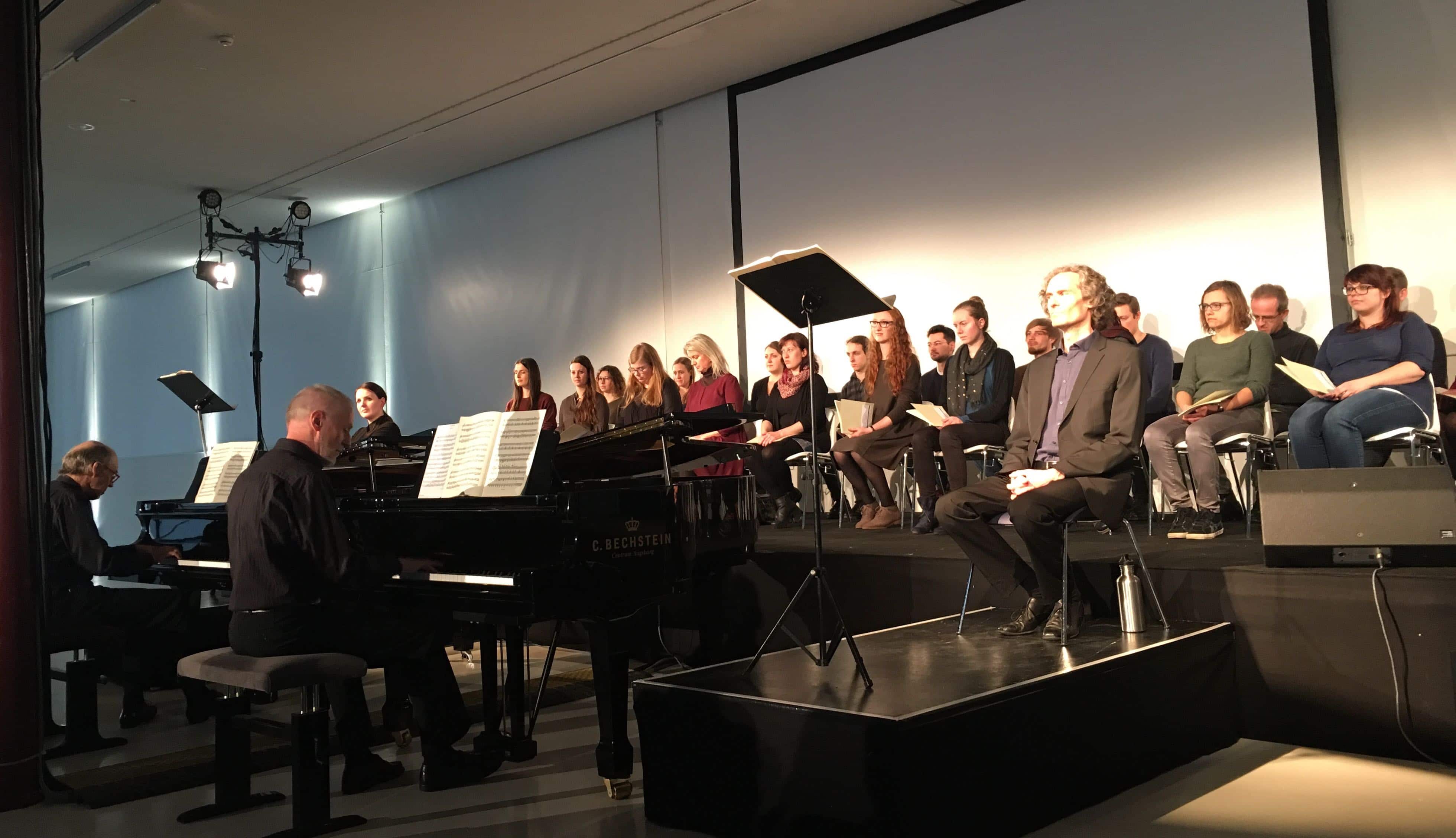 "Die Mutter" mit Geoffrey Abbott, Johannes Bosch, Lea Sophie Salfeld, Manuel Wiencke (v.l.) und Projektchor (c) DAZ "Die Mutter" mit Geoffrey Abbott, Johannes Bosch, Lea Sophie Salfeld, Manuel Wiencke (v.l.) und Projektchor (c) DAZ