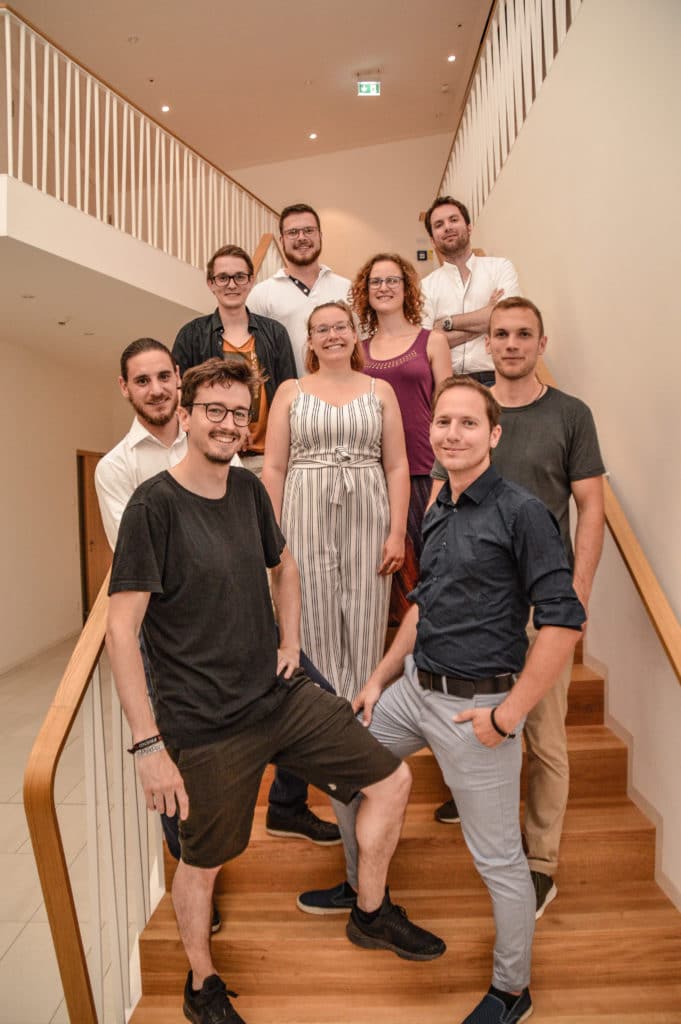 Der neu gewählte Vorstand des Stadtjugendring Augsburg (SJR): Vorne v. l.: Vorsitzender Jonas Riegel (DPSG), stv. Vorsitzender Daniel Schweiger (verbandlos) 2. Reihe v. l.: Frederic Schießl (verbandlos), Marlene Mechold (BSJ), Mathias Gleich (DPSG) Hinten v. l.: Vincent Bentele (DGB-Jugend), Christian Fischer (Evangelische Jugend), Marie Rechthaler (queerbeet e. V.) und Kilian Krumm (DGB-Jugend)