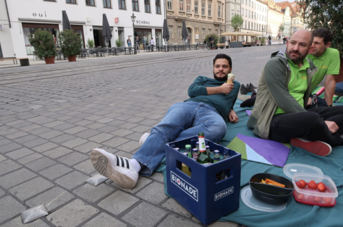 Maxstraße: Symbolpicknick der Grünen Stadträte Serdar Akin, Peter Rauscher und Deniz Anan als der Verkehrsversuch anlief Foto: privat