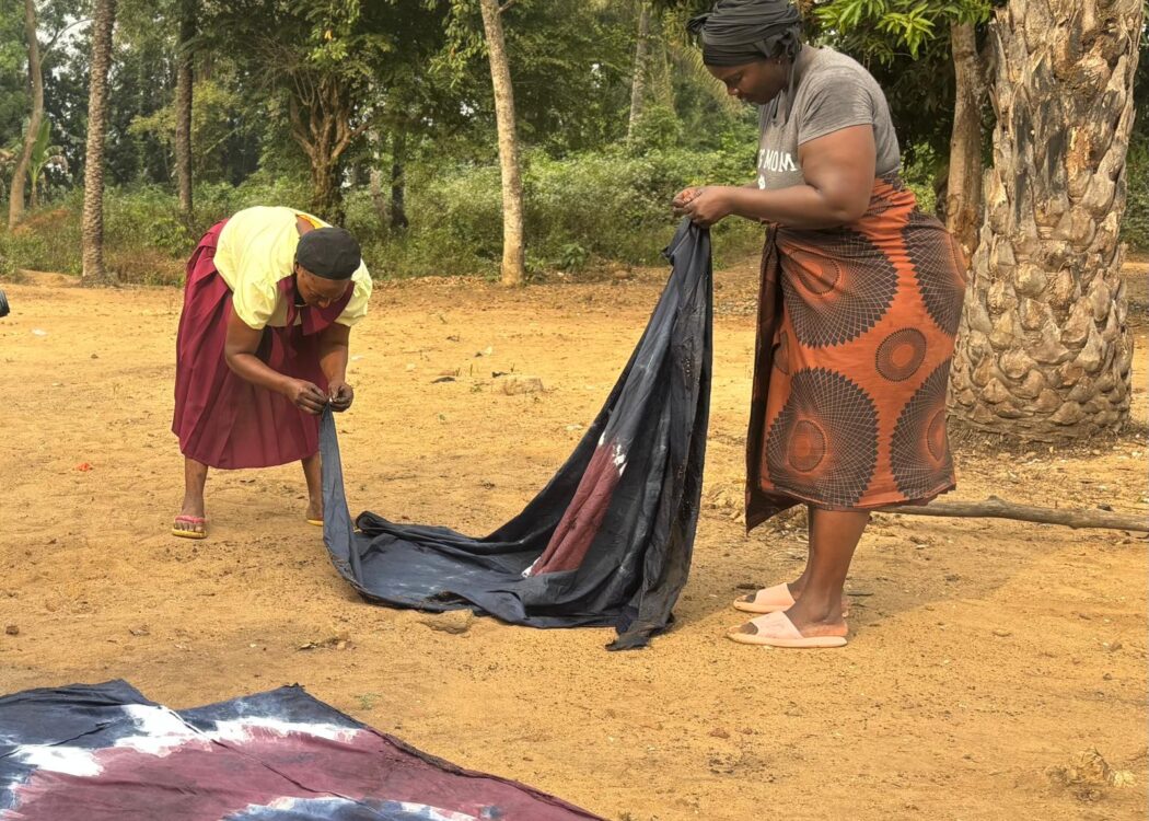 Frauen beim "Gara tie dye" (Foto: Stella Rothenberger)