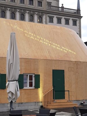 Fuggerei-Pavillon auf dem Augsburger Rathausplatz (Foto: DAZ)