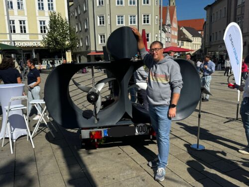 Stefan Zott, Sprecher der Lechallianz vor einem "Energyfish" (Foto: Stefan Zott)